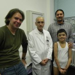 Mihaita mit Thomas Muhr (Benefit & Joy), Dr. Marathovouniotis  (Kinderklinikum Köln) und Orthopädietechniker Marc Roy (Firma Malzkorn, Köln)