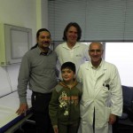 3. Mihaita mit Orthopädietechniker Mark Roy (Firma Malzkorn), Thomas (Benefit & Joy) und Dr. Nikos Marathovouniotis (Kinderkrankenhaus Köln)